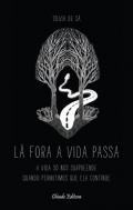 Lá fora a vida passa